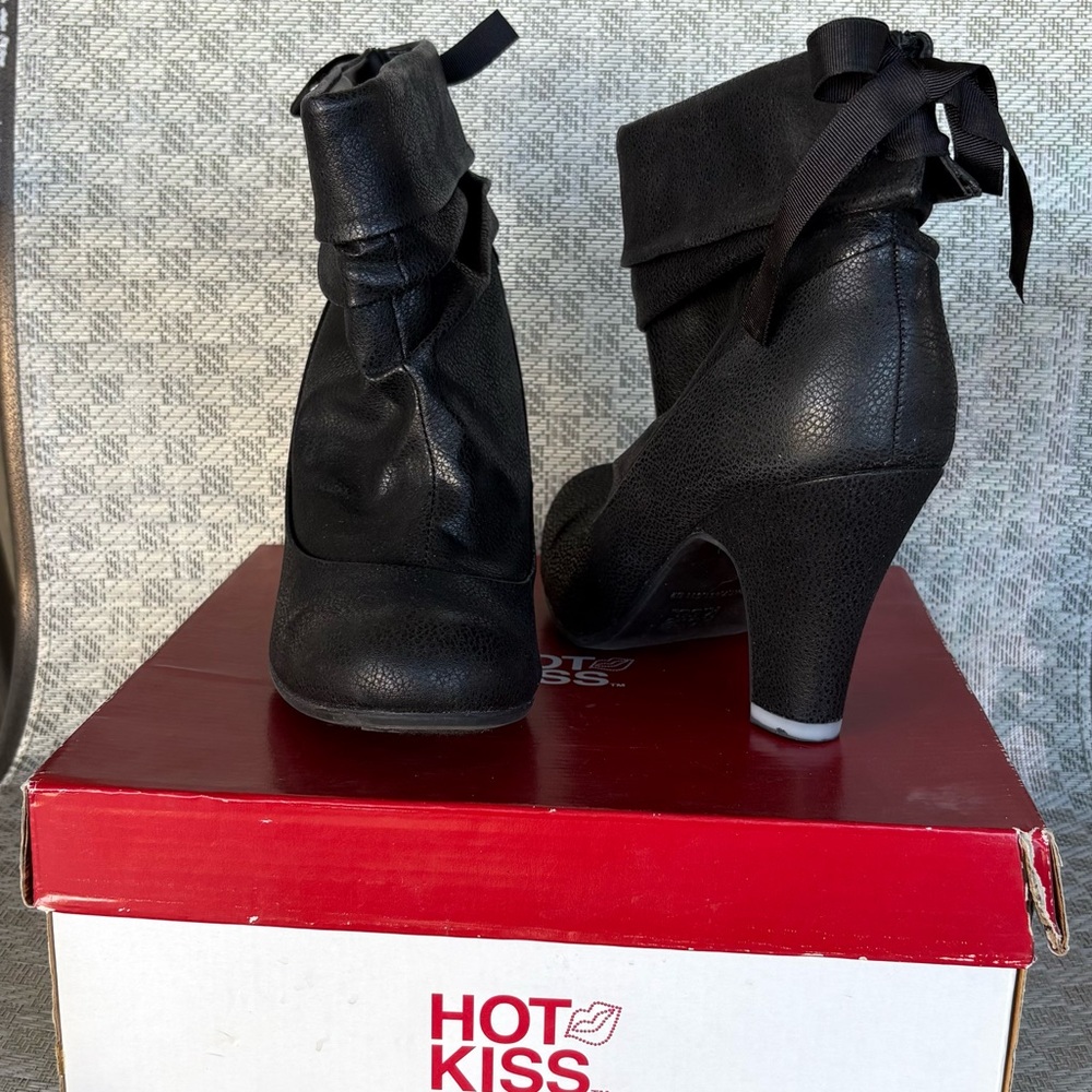 Hot Kiss Dignity Black Bow Bootie Size 9M